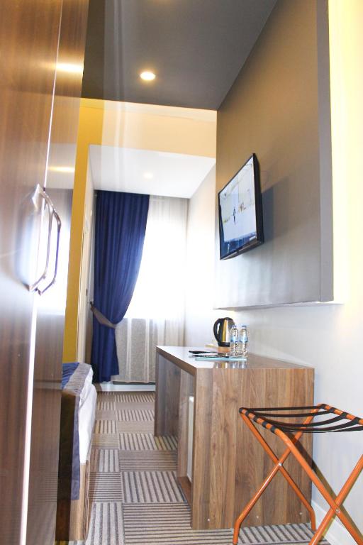 A television and/or entertainment centre at Grand Catalkaya Hotel