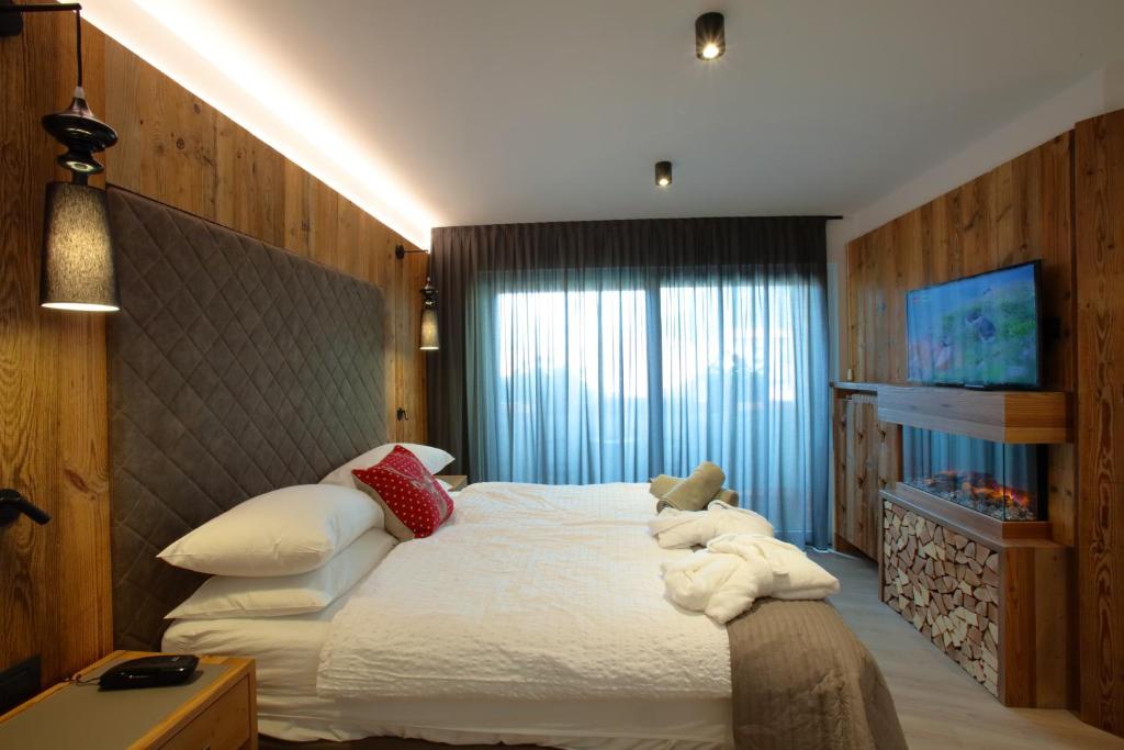 Postel nebo postele na pokoji v ubytování Alexander Hotel Alpine Wellness Dolomites