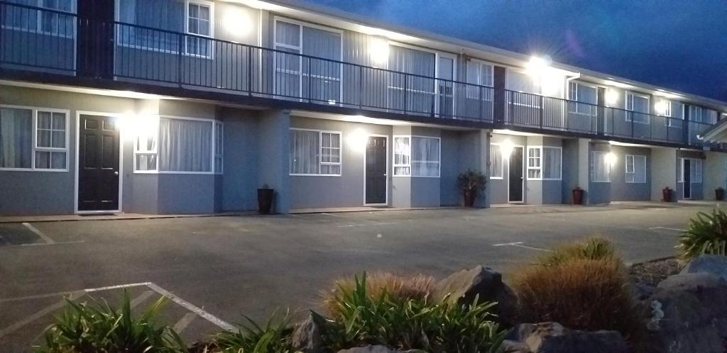 um parque de estacionamento vazio em frente a um edifício em Chevron Motel em Taupo