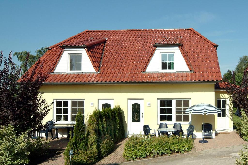 ツィングストにあるAm Deich 50の赤い屋根の家
