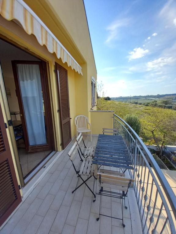 A balcony or terrace at Villetta con giardino e parcheggio coperto