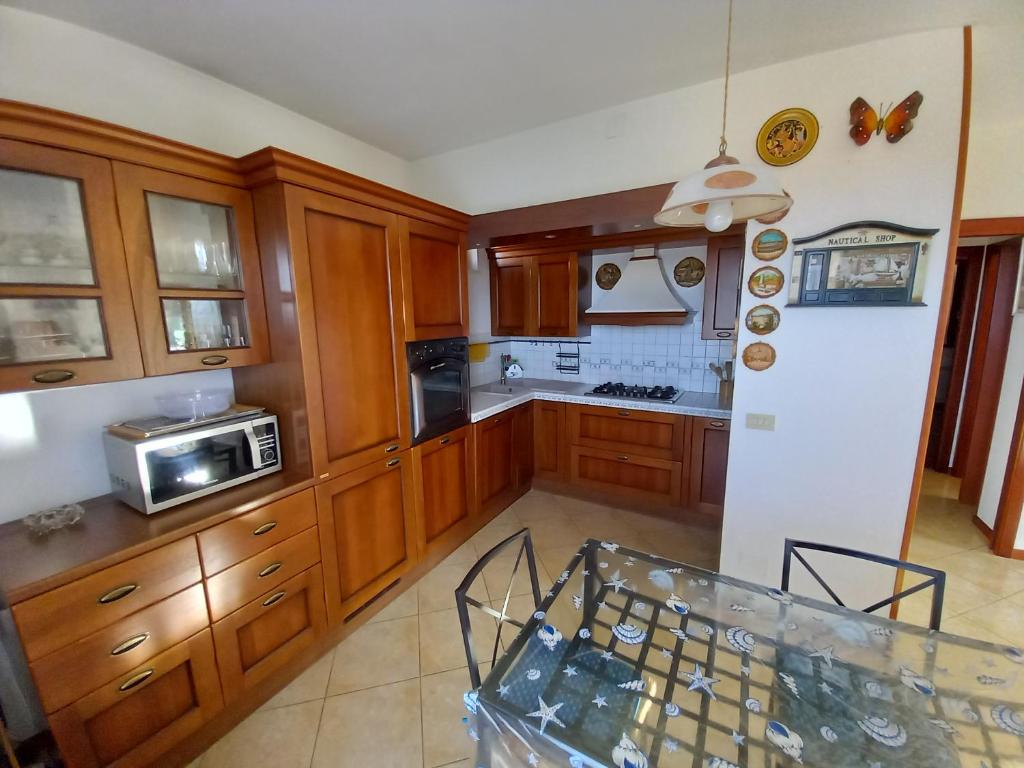 A kitchen or kitchenette at Villetta con giardino e parcheggio coperto