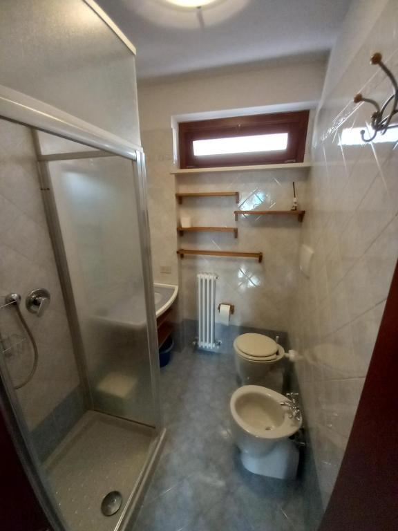 A bathroom at Villetta con giardino e parcheggio coperto