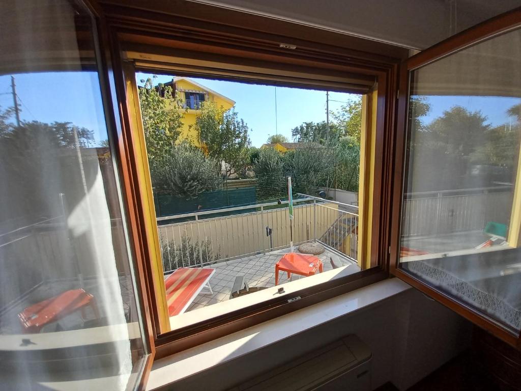 A balcony or terrace at Villetta con giardino e parcheggio coperto