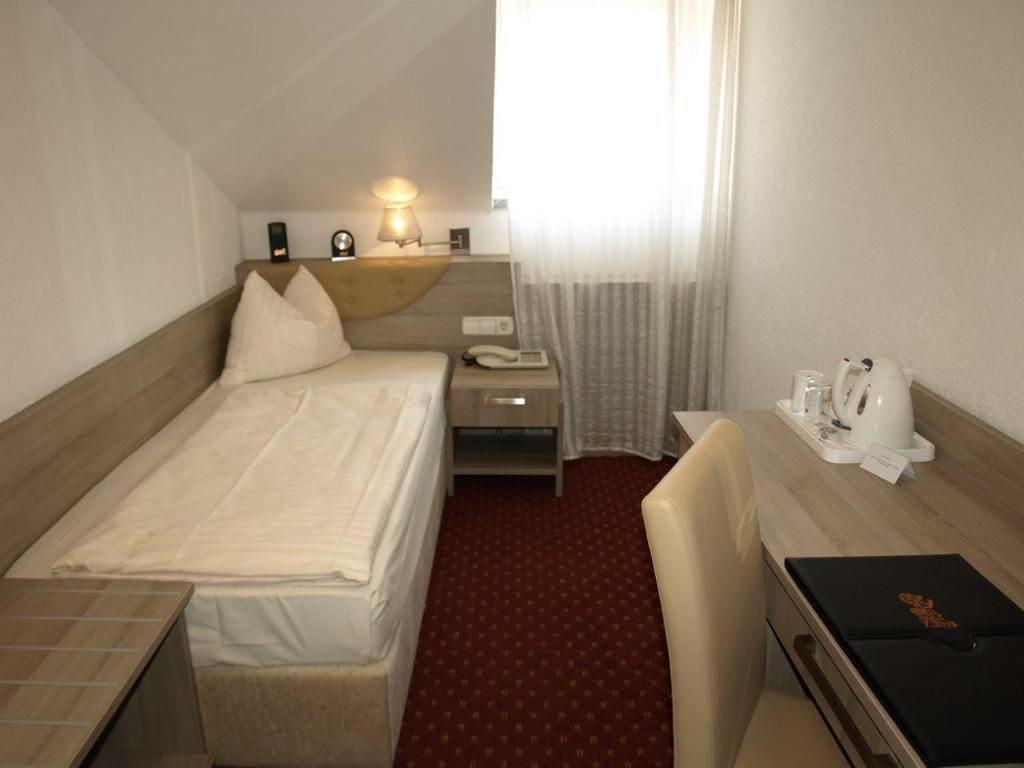 Postel nebo postele na pokoji v ubytování Airport Hotel Filder Post
