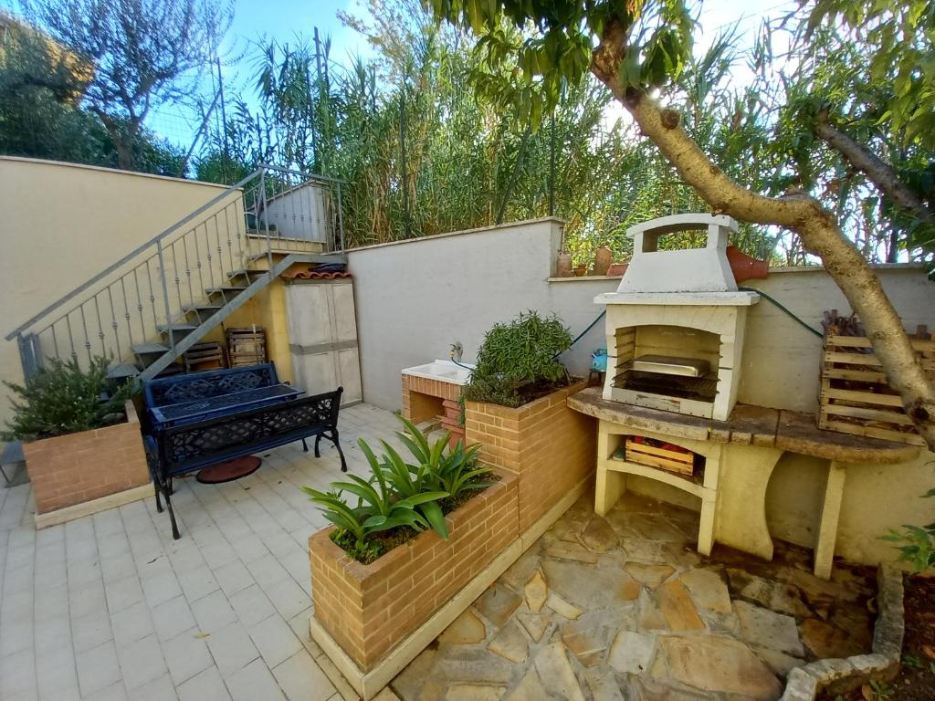 A garden outside Villetta con giardino e parcheggio coperto