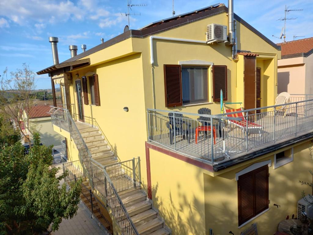 A balcony or terrace at Villetta con giardino e parcheggio coperto