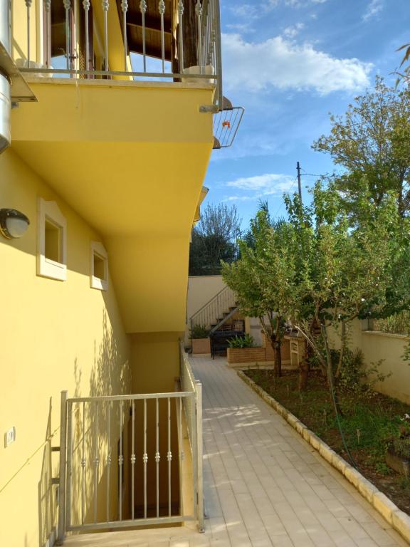 A balcony or terrace at Villetta con giardino e parcheggio coperto