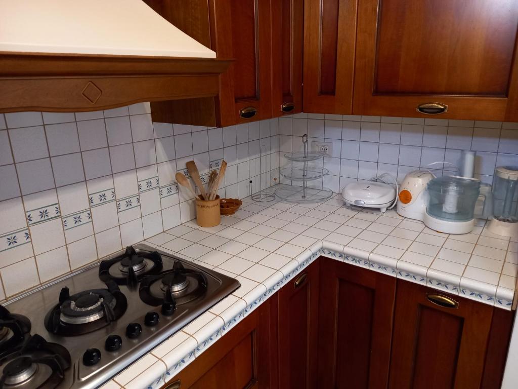 A kitchen or kitchenette at Villetta con giardino e parcheggio coperto