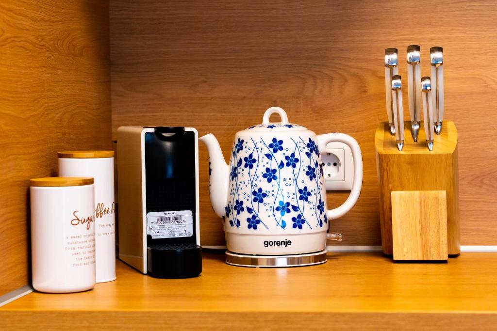 Příslušenství pro přípravu čaje a kávy v ubytování Bella Mura Blue Apartment