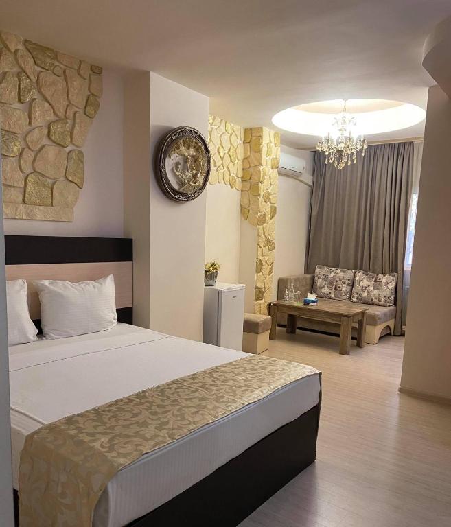 Postel nebo postele na pokoji v ubytování Premium Hotel Yerevan