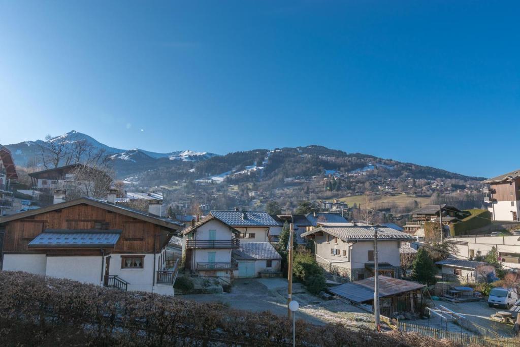 uma vista para uma cidade com montanhas ao fundo em Appartements vue Mont-Joly à 2 pas Tramway Mont-Blanc - Studio 1 pièce em Saint-Gervais-les-Bains