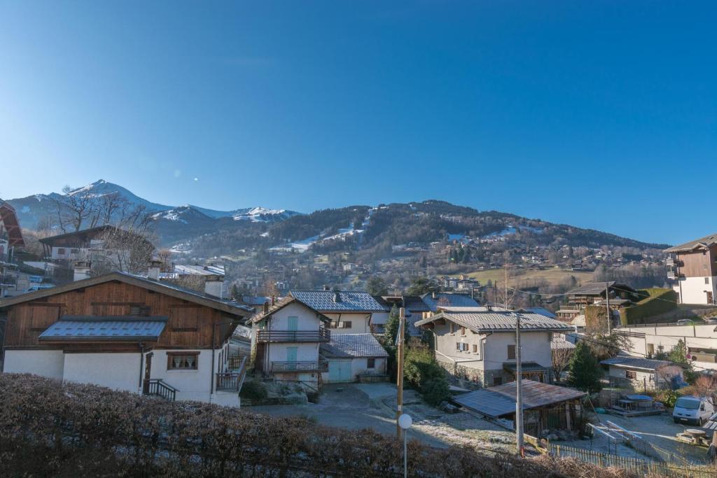a view of a town with mountains in the background at Appartements vue Mont-Joly à 2 pas Tramway Mont-Blanc - Studio 1 pièce in Saint-Gervais-les-Bains