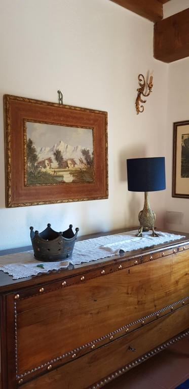 a dresser with a lamp sitting on top of it at Azienda agricola Ca' Bianca Bio in Amola