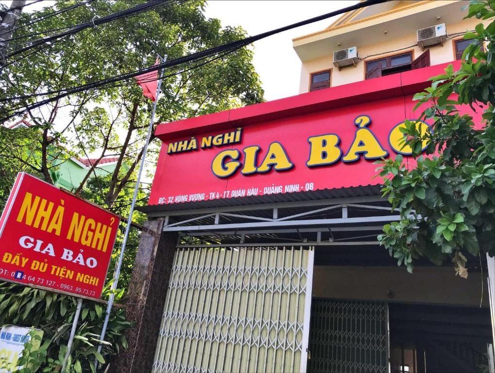 un cartello per un bar pizzeria in un edificio di Nha Nghi Gia Bao a Quảng Ninh