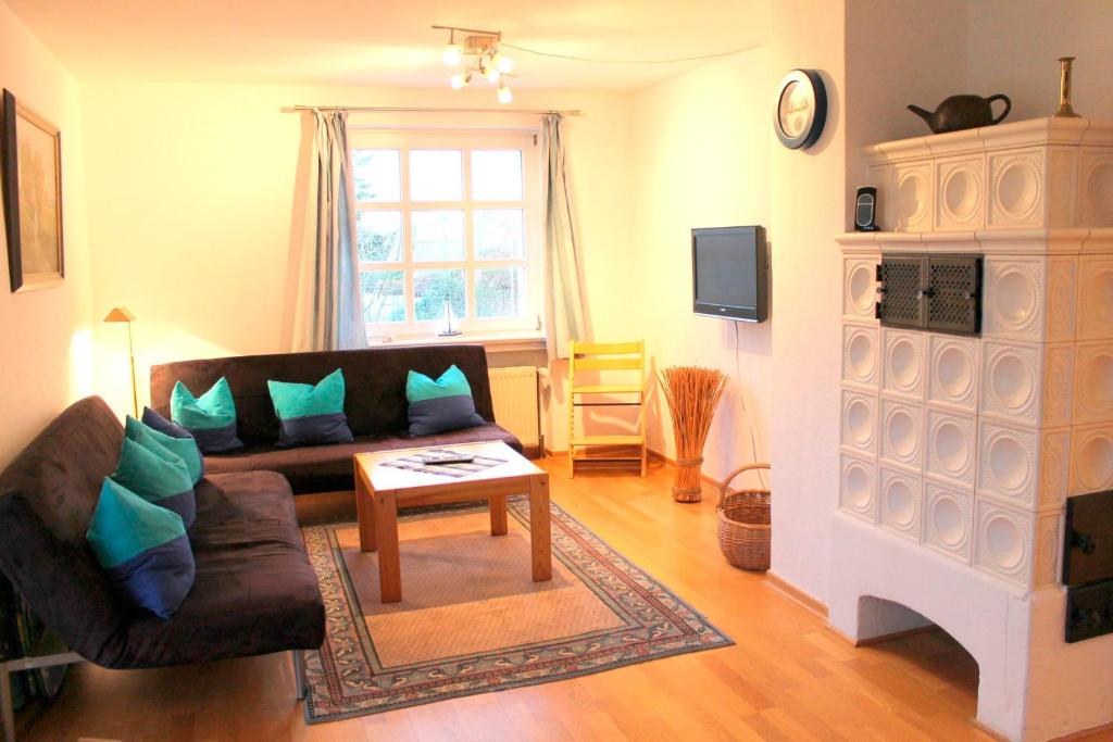ein Wohnzimmer mit einem Sofa und einem Tisch in der Unterkunft Finke-Ferienhaus - OG in Grömitz