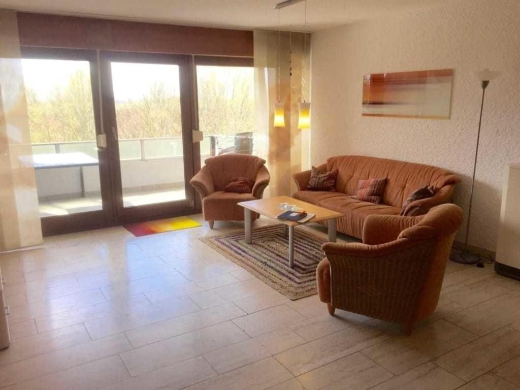 Una sala de estar con un sofá y sillas y una mesa. en Appartment 40 in Tossens, en Tossenserdeich