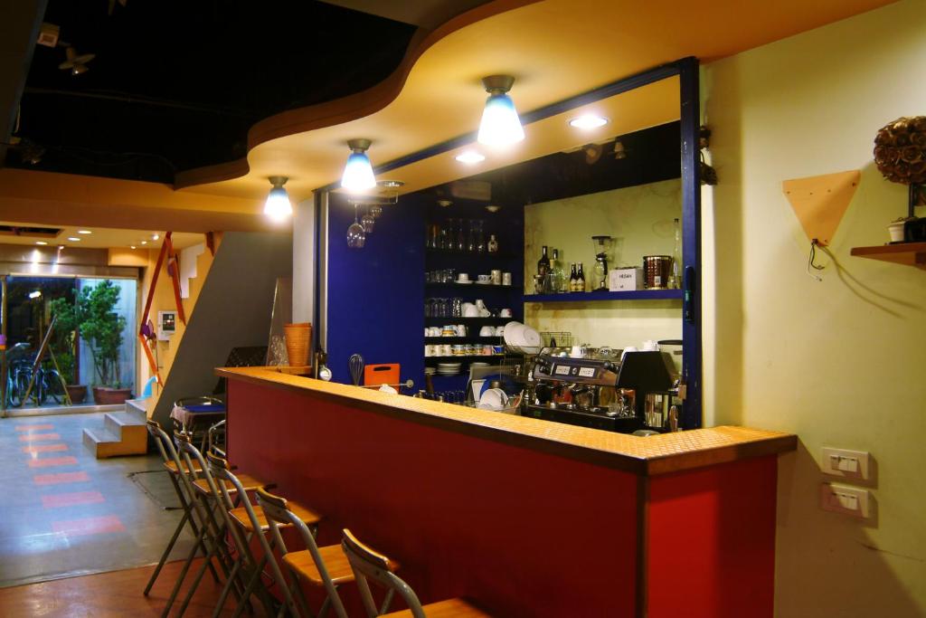 un bar en un restaurante con barra y sillas en Hwa Hong Hotel, en Kaohsiung