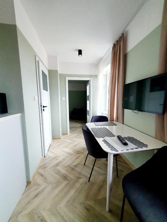 Televízia a/alebo spoločenská miestnosť v ubytovaní Apartamenty w Kamienicy - centrum, bezpłatny parking