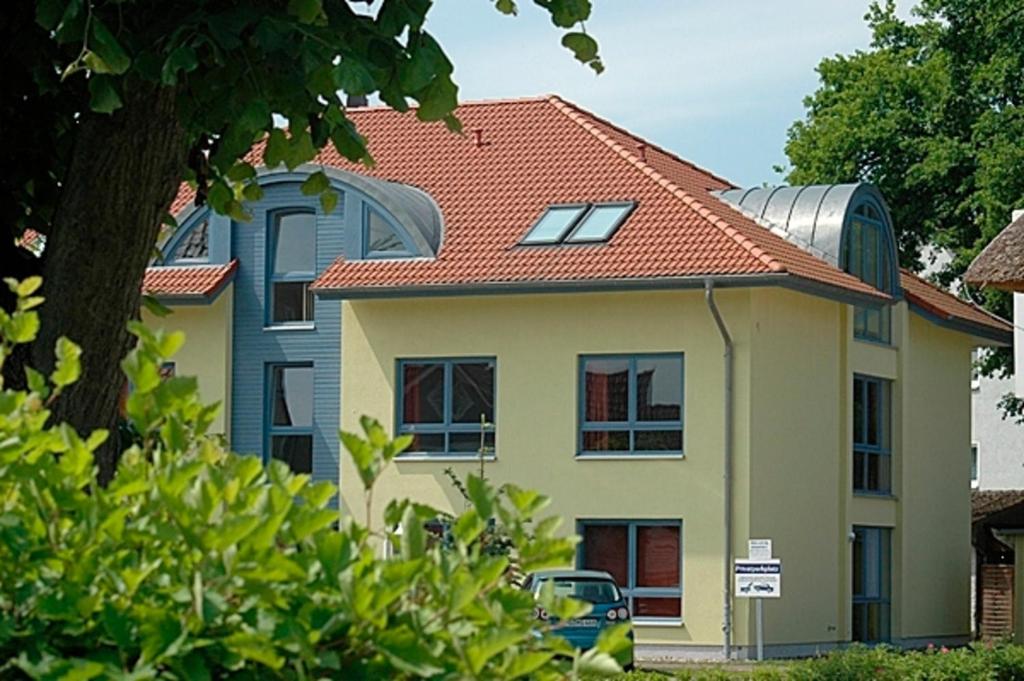 une maison avec un toit rouge dans l'établissement Hausherr, Herbert FW 22, à Zingst