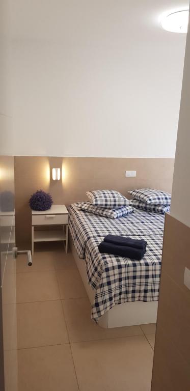 A bed or beds in a room at Stylish Apartment