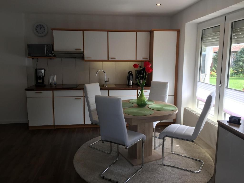 una cucina e una sala da pranzo con tavolo e sedie di Ferienwohnung Marschall a Heiligenhafen