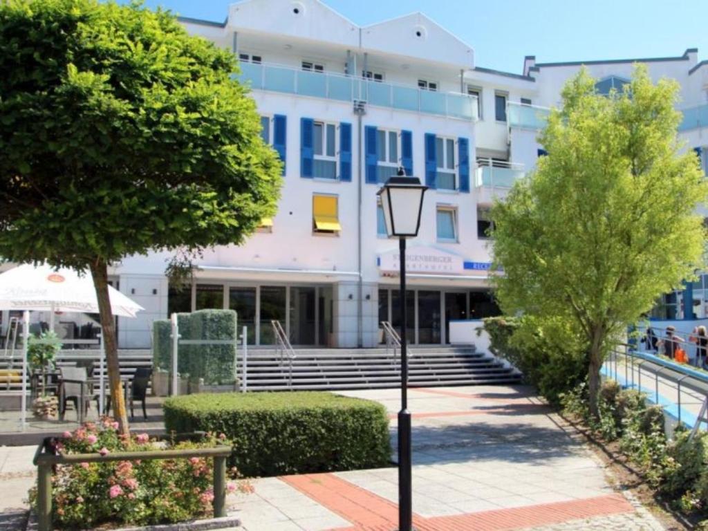 una farola delante de un edificio en Strandläufer App 205, en Zingst