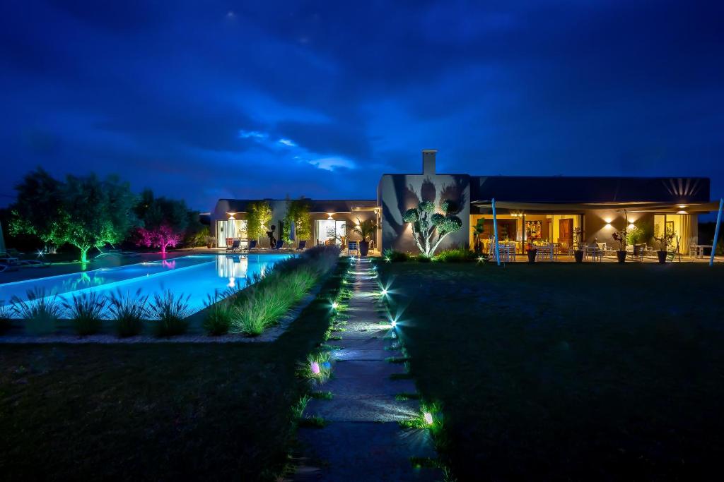 una casa con piscina por la noche en Villa Jardins D'Isa, en Marrakech