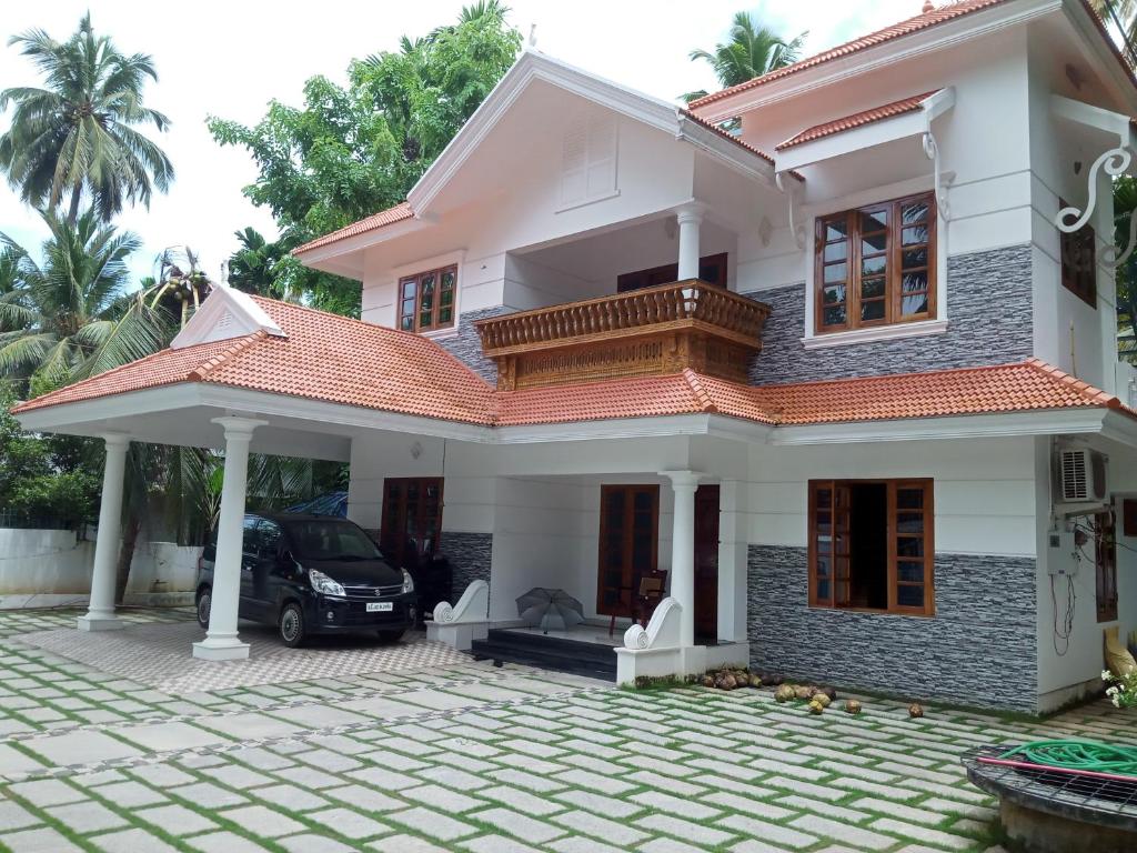 ein Haus mit einem davor geparkt in der Unterkunft Maliyakal Homestay in Ernakulam