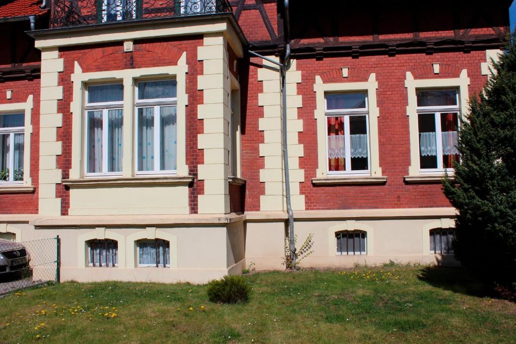 ヴェルニゲローデにあるFerienwohnung 2 - 26714の赤白レンガ造りの家