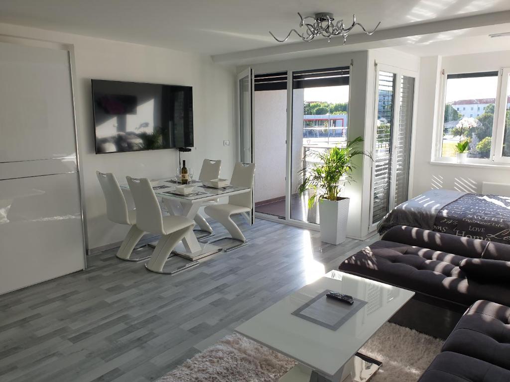 - un salon avec un canapé et une table dans l'établissement Apartment VAL, à Koper