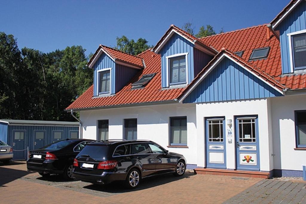 two cars parked in front of a house at Freesenkietz, FW 17 in Zingst