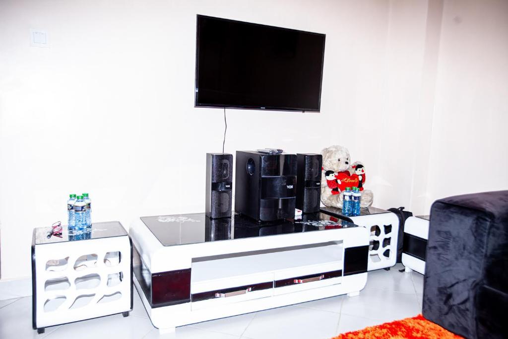 uma sala de estar com uma televisão de ecrã plano e um sofá em JJ homes - Podium Heights Apartment, Nairobi em Nairobi