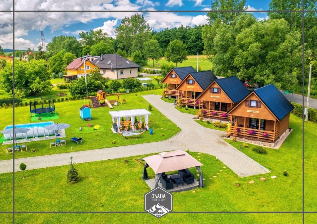 una vista aérea de una casa con parque infantil en Osada Widok na Góry en Polanica-Zdrój