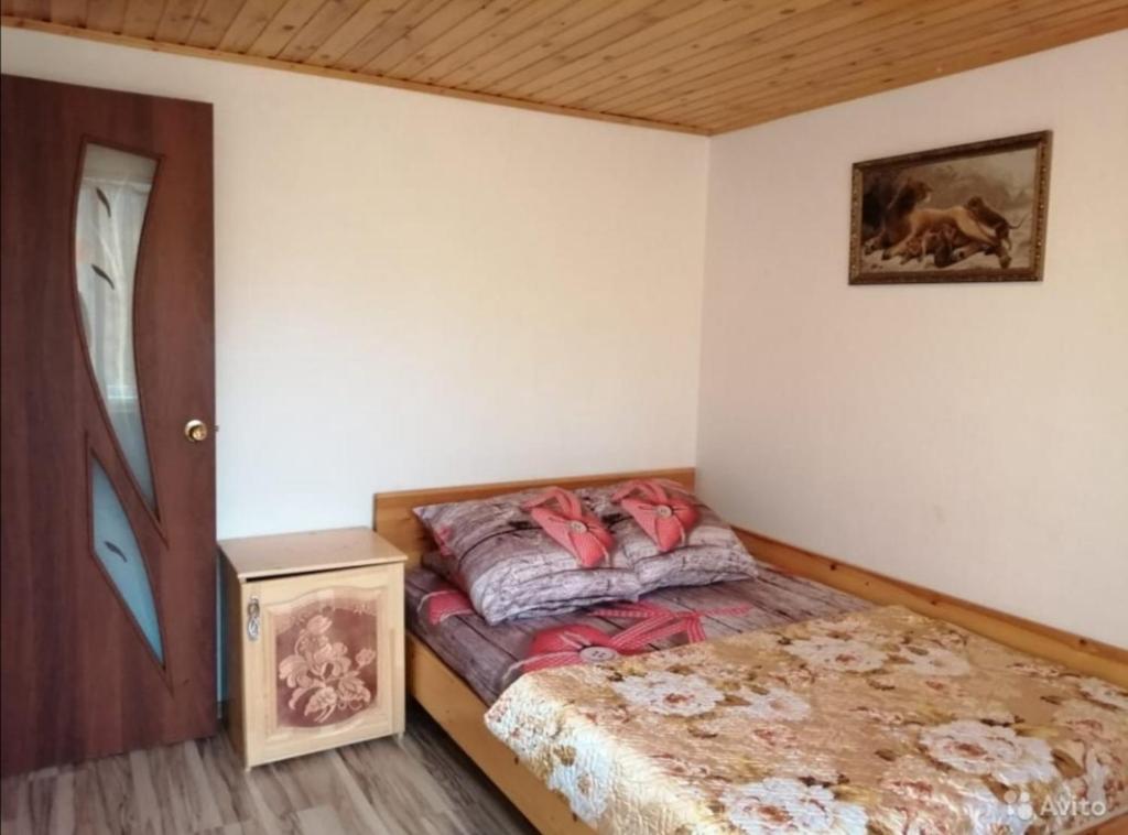 ペレスラヴリ・ザレスキーにあるVacation Home on Moskovskayaのドア付きの部屋にベッド付きのベッドルームがあります。