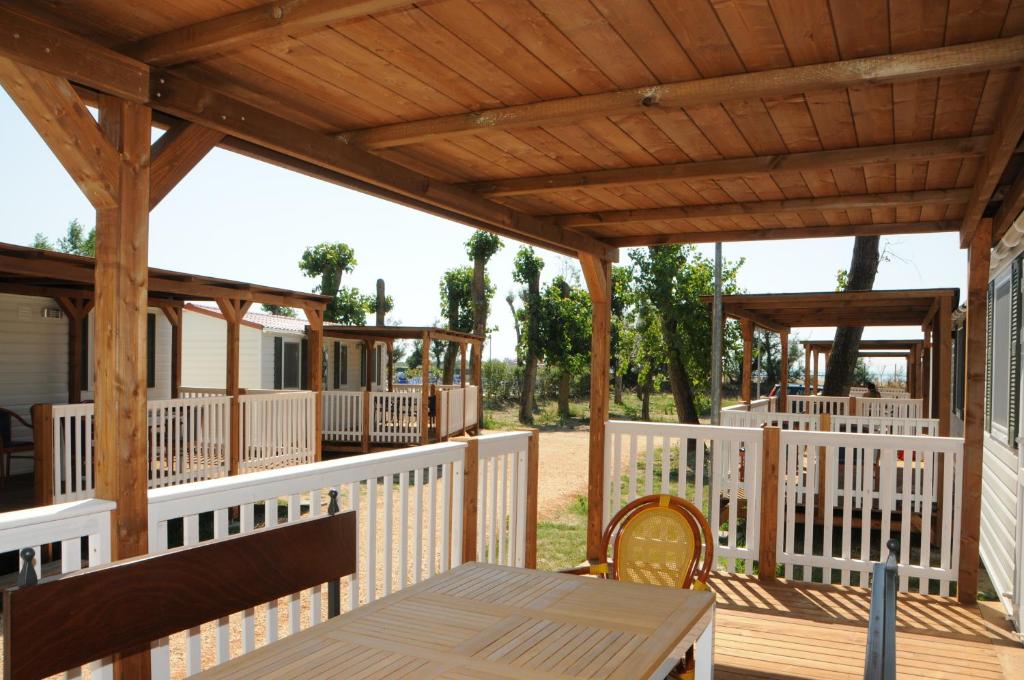 Balkón nebo terasa v ubytování Punta Falconera camping & village