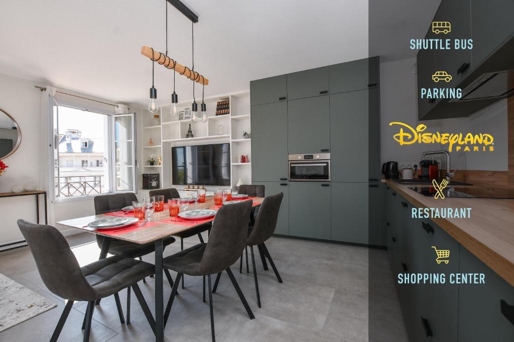 Superbe appartement pour 6 personnes à Disneyland في سيريس: مطبخ وغرفة طعام مع طاولة وكراسي