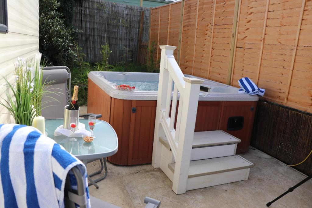 Ảnh trong thư viện ảnh của Palm 2 Park Home With Hot Tub ở Swanage