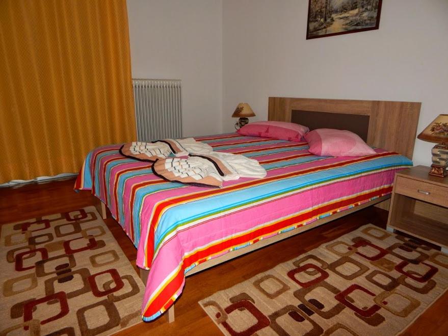 トリポリスにあるCozy apartment for 2-5 people-Center Tripoli 1のベッドルーム1室(大型ベッド1台、カラフルな毛布付)