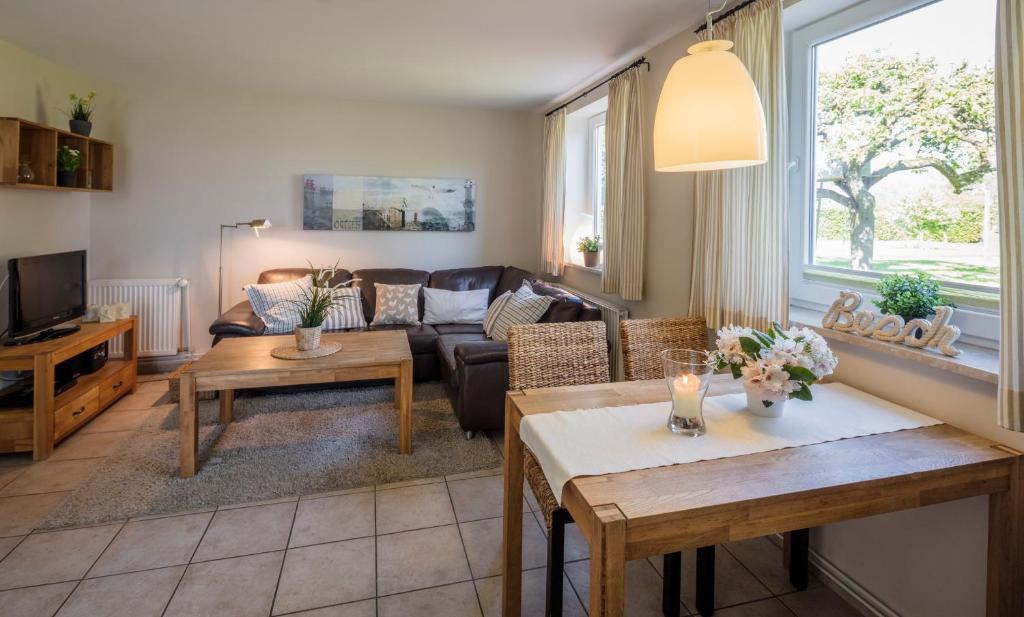 sala de estar con sofá y mesa en Backhaus Ost, en Bisdorf