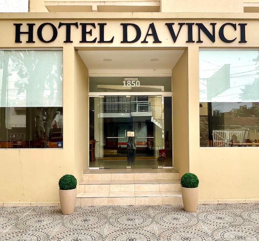 une aile de l'hôtel avec un panneau à l'avant d'un bâtiment dans l'établissement Hotel Davinci, à San Bernardo