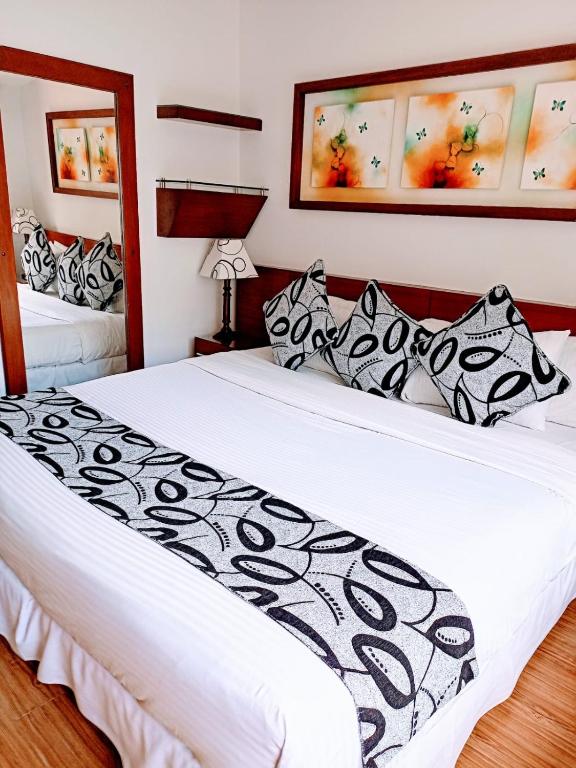 Postel nebo postele na pokoji v ubytování Hotel Marbella Chico