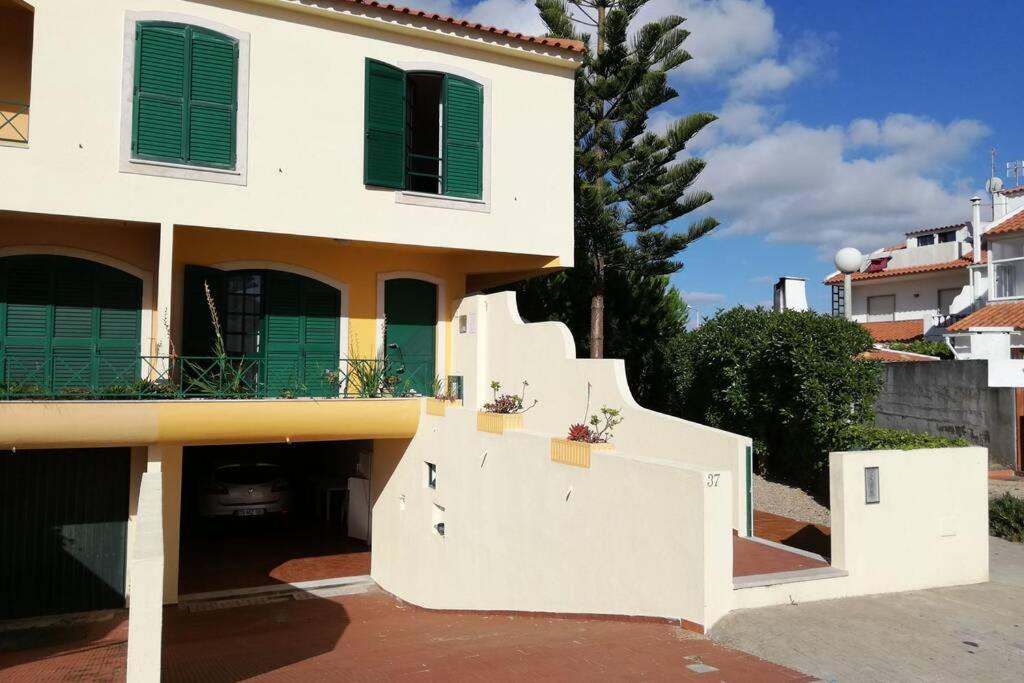 Casa blanca con persianas verdes y escaleras en Beach House Villa At Peniche - Praia Consolação, en Atouguia da Baleia