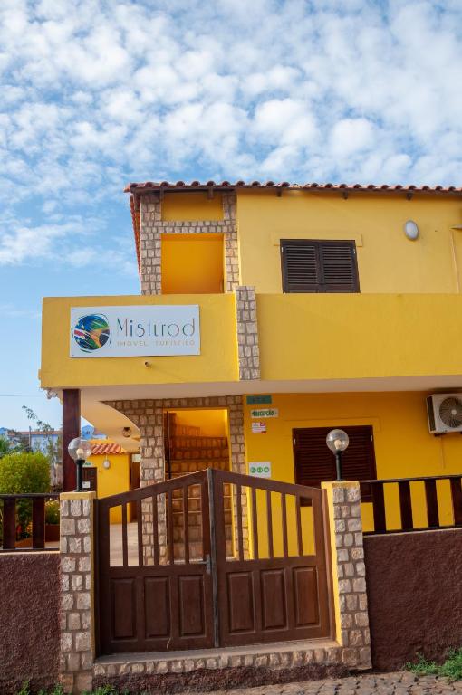 Budova, kde se aparthotel nachází