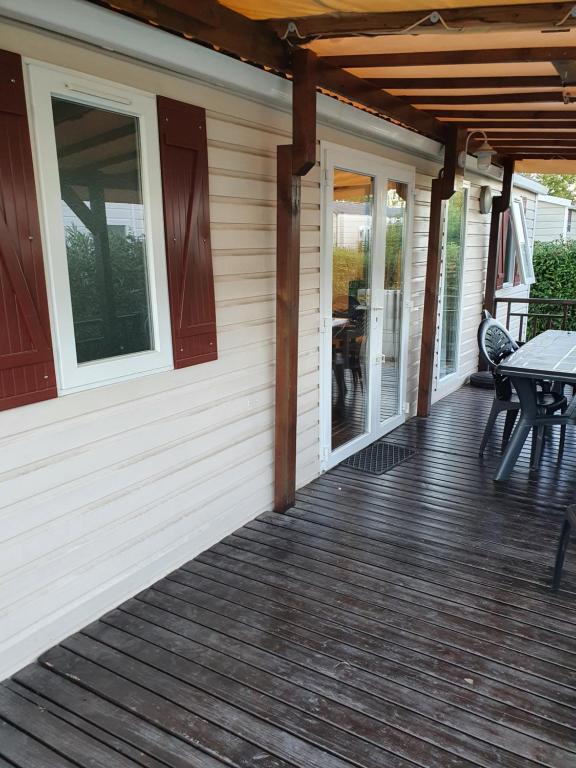 Photo de la galerie de l'établissement Mobil home 8 couchages montourey 4 étoiles camping m, à Fréjus