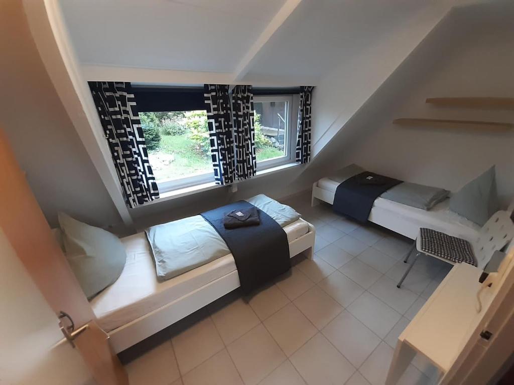 Un pat sau paturi într-o cameră la Eifel Residence