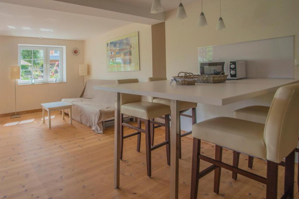 a kitchen and living room with a table and chairs at 2-Zimmer Ferienwohnung "Zimmert" in Rieseby