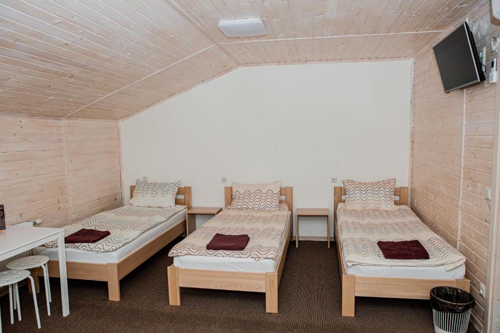 Підгорецький маєток - готель - Lit Dans Une Salle De Dortoir Mélangée à 6 Lits
