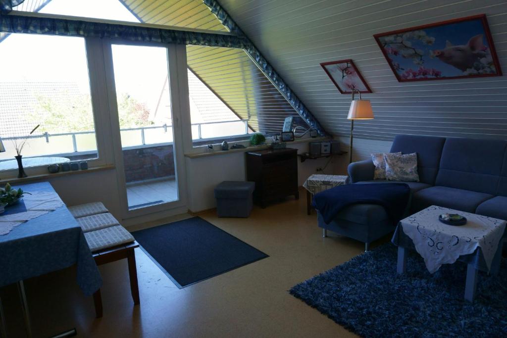 ein Wohnzimmer mit einem Sofa und einem Tisch in der Unterkunft Carpe Diem II 1322 in Fehmarn