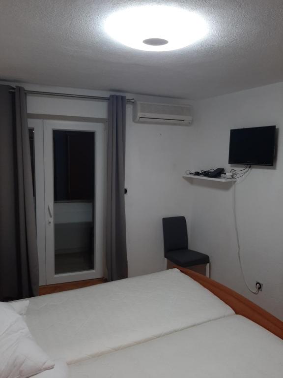 TV a/nebo společenská místnost v ubytování Rooms N&M